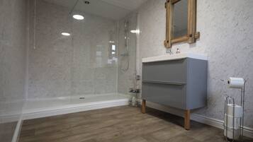 Deluxe Cabin | Bathroom | Combined shower/bathtub, free toiletries, hair dryer, towels