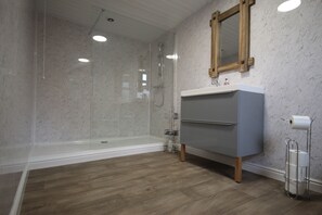 Cabaña Deluxe | Baño | Tina con regadera, amenidades de baño gratuitas, secadora de cabello 