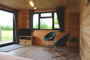 Tabla de planchar con plancha, wifi gratis, ropa de cama