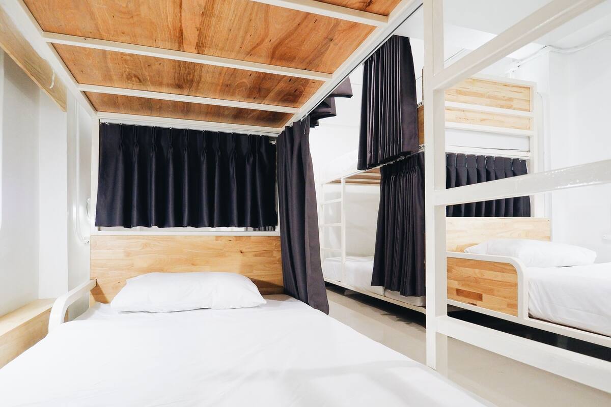 7-Bed in Female Dormitory | Màn/rèm cản sáng, bàn ủi/dụng cụ ủi quần áo 