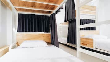 7-Bed in Female Dormitory | 遮光窗帘、熨斗/熨板、免费 WiFi、床单
