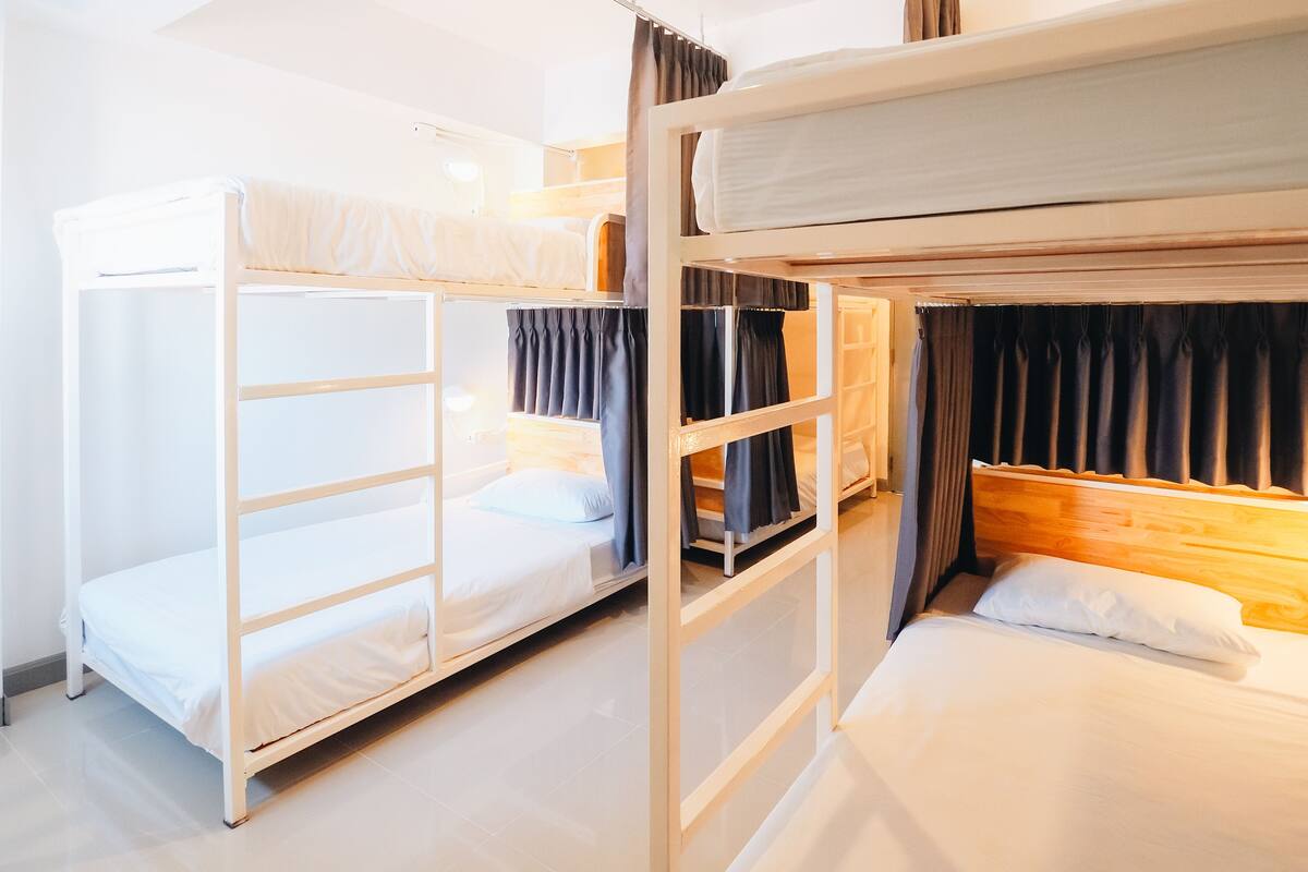 8-Bed in Mixed Dormitory | Màn/rèm cản sáng, bàn ủi/dụng cụ ủi quần áo 