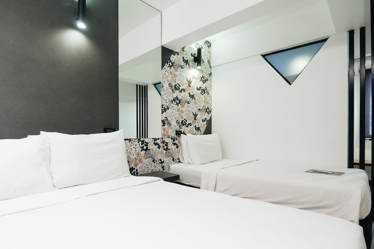 Habitación triple estándar | Cortinas opacas, tabla de planchar con plancha, wifi gratis