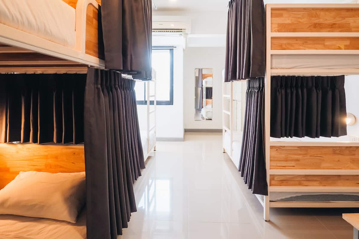 6-Bed in Mixed Dormitory | Màn/rèm cản sáng, bàn ủi/dụng cụ ủi quần áo 