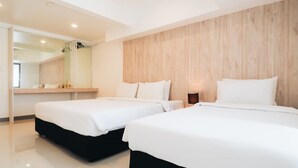 A modern hotel room with two beds, a wooden headboard, a large mirror, and a small table with a lamp. - Loyy Hotel - Hostel (Chiang Mai)