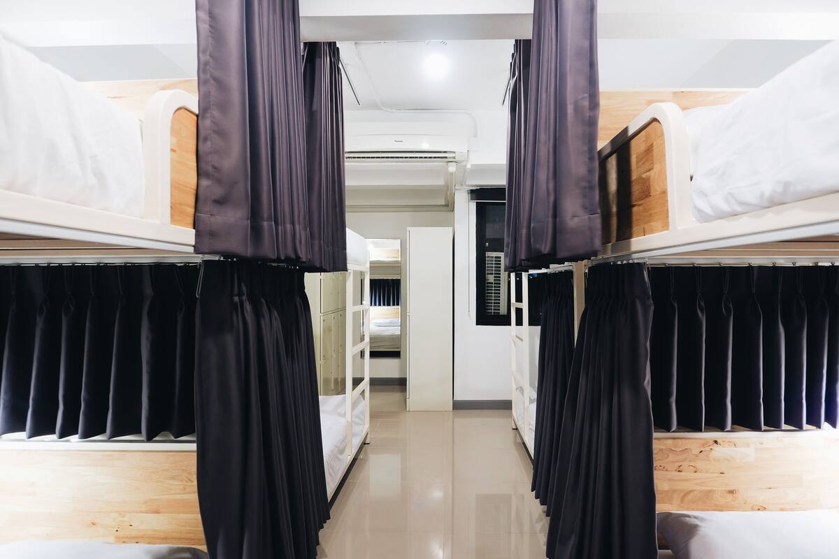 12-Bed in Mixed Dormitory | Màn/rèm cản sáng, bàn ủi/dụng cụ ủi quần áo 