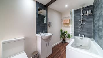 Combined shower/bathtub, towels, soap, shampoo