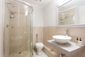 Apartment | Bathroom | Separate bathtub and shower, free toiletries, hair dryer, towels - 211 De Waterkant Piazza (Cape Town)
