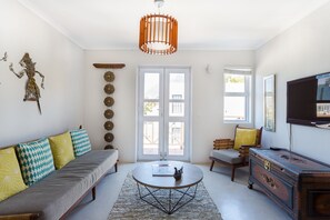 Apartment | Living room | 43-inch Smart TV with satellite channels, TV, Netflix - 211 De Waterkant Piazza (Cape Town)