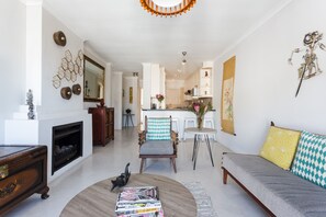 Apartment | Living area | 43-inch Smart TV with satellite channels, TV, Netflix - 211 De Waterkant Piazza (Cape Town)