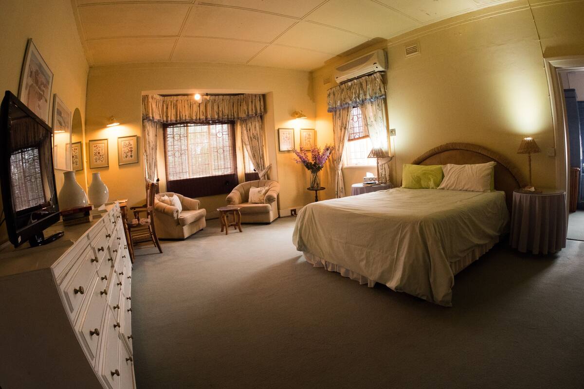 In-room safe, free WiFi, bed sheets
