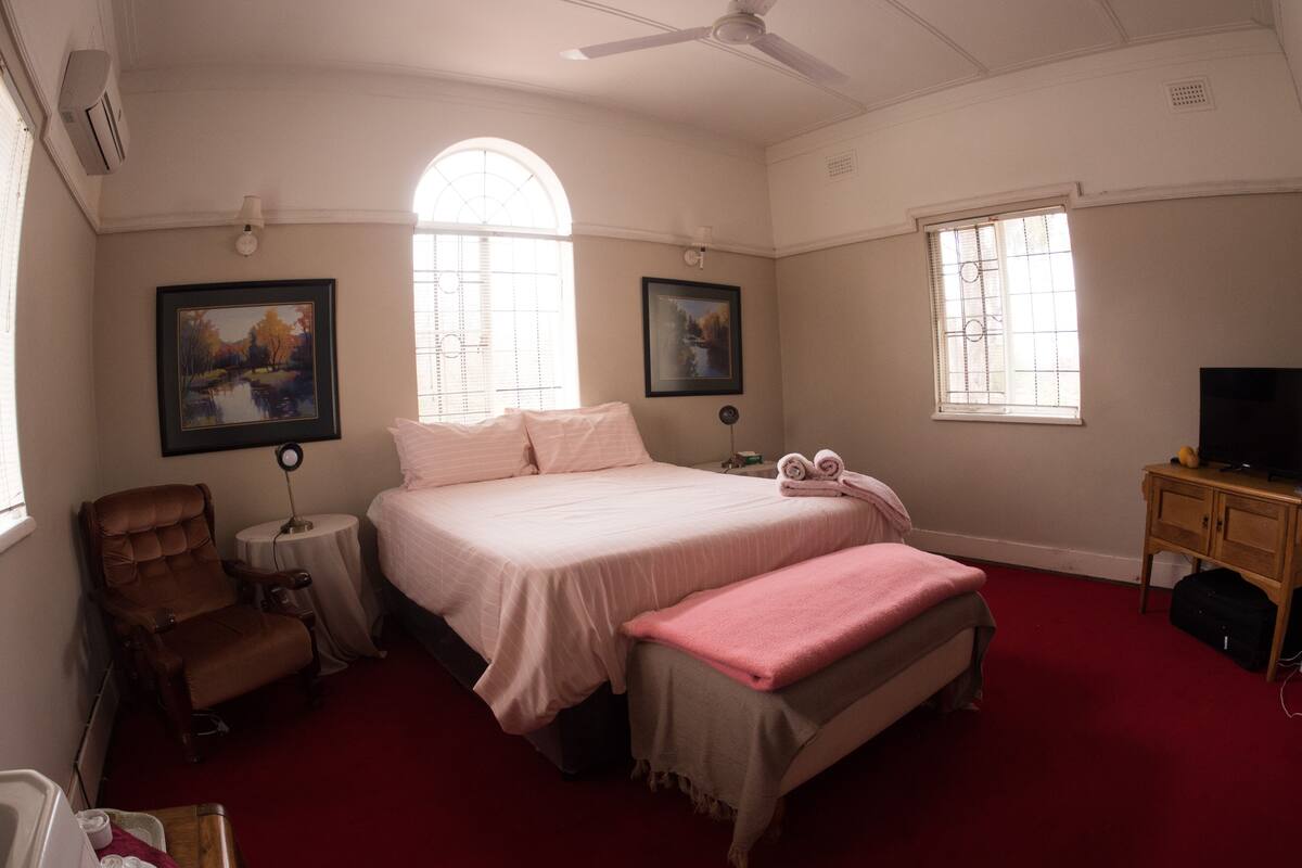 In-room safe, free WiFi, bed sheets