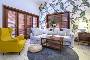 32-inch LED TV with cable channels, TV