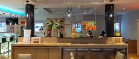 Colazione a buffet, servita tutte le mattine (12.50 EUR a persona)