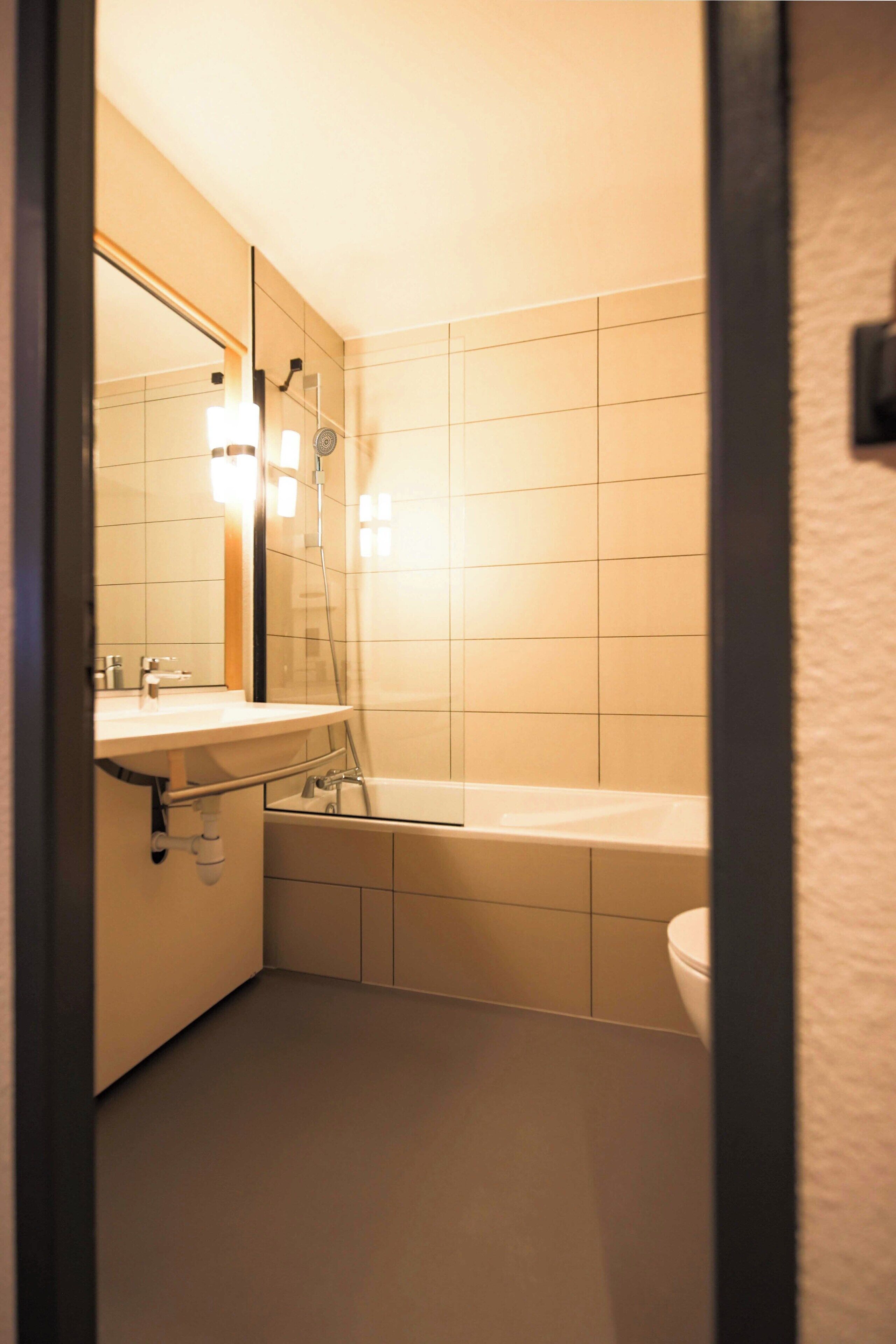 towels, toilet paper