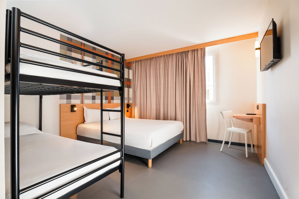 Hypo-allergenic bedding available, laptop workspace, soundproofing