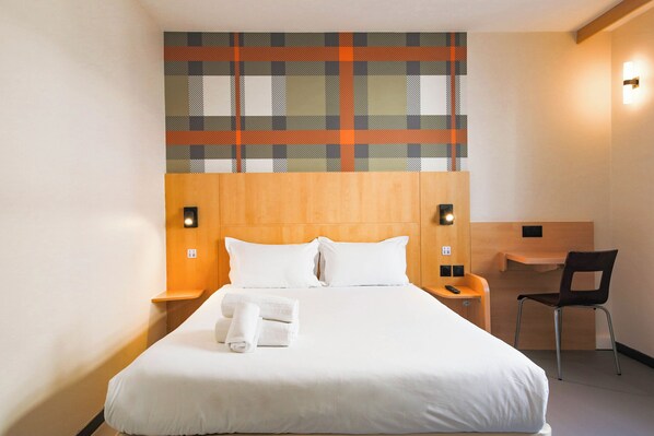 Accessible Family room with bunkbed and shower | Hypo-allergenic bedding, laptop workspace, soundproofing - easyHotel Nice Old Town (Nice)