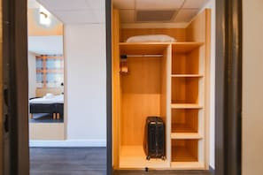Twin Room with bathtub | Seprai antialergi, ruang kerja ramah laptop, dan kedap suara