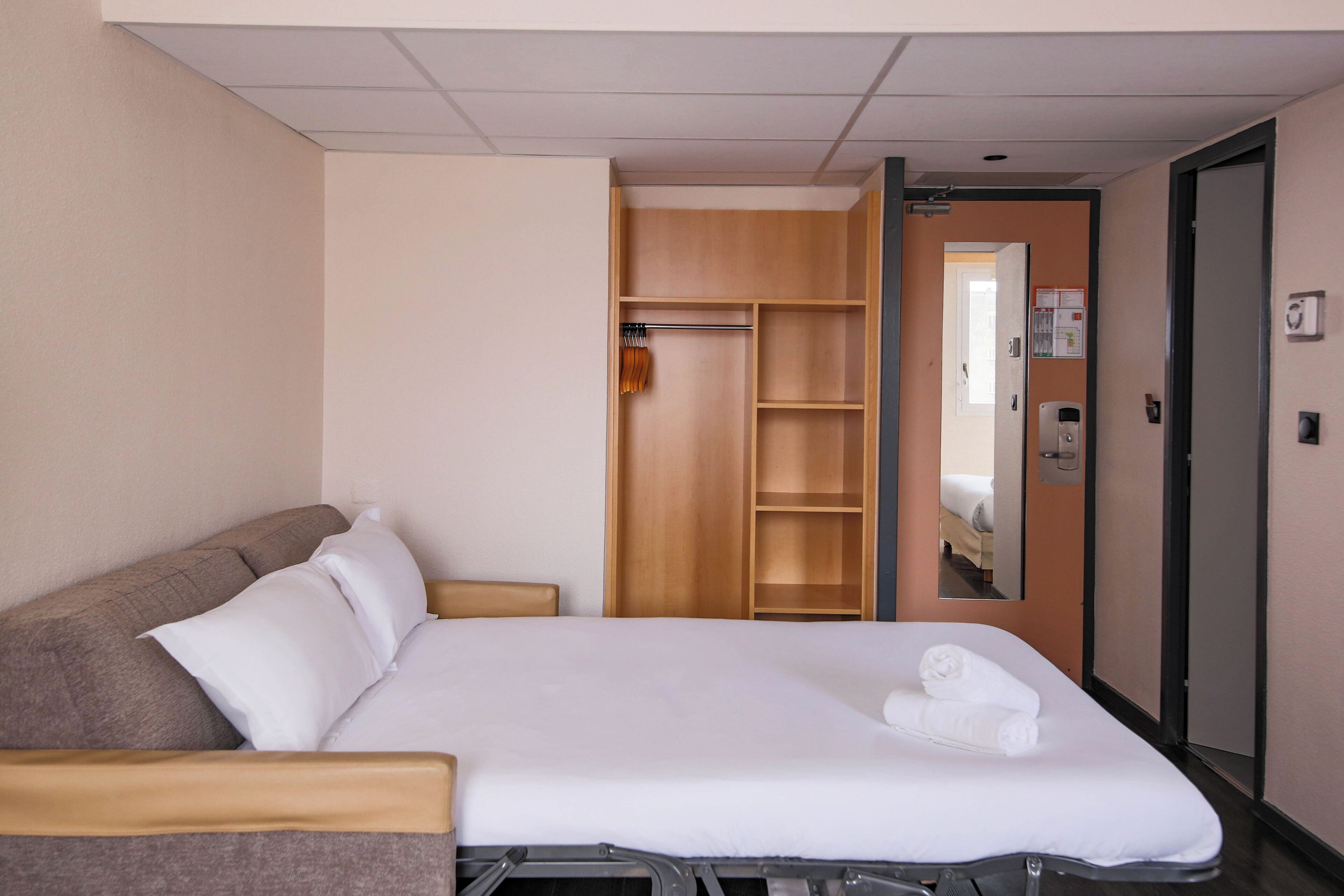 family quadruple room with bunkbeds and bathtub | 1 bedroom, hypo-allergenic bedding, laptop workspace, soundproofing