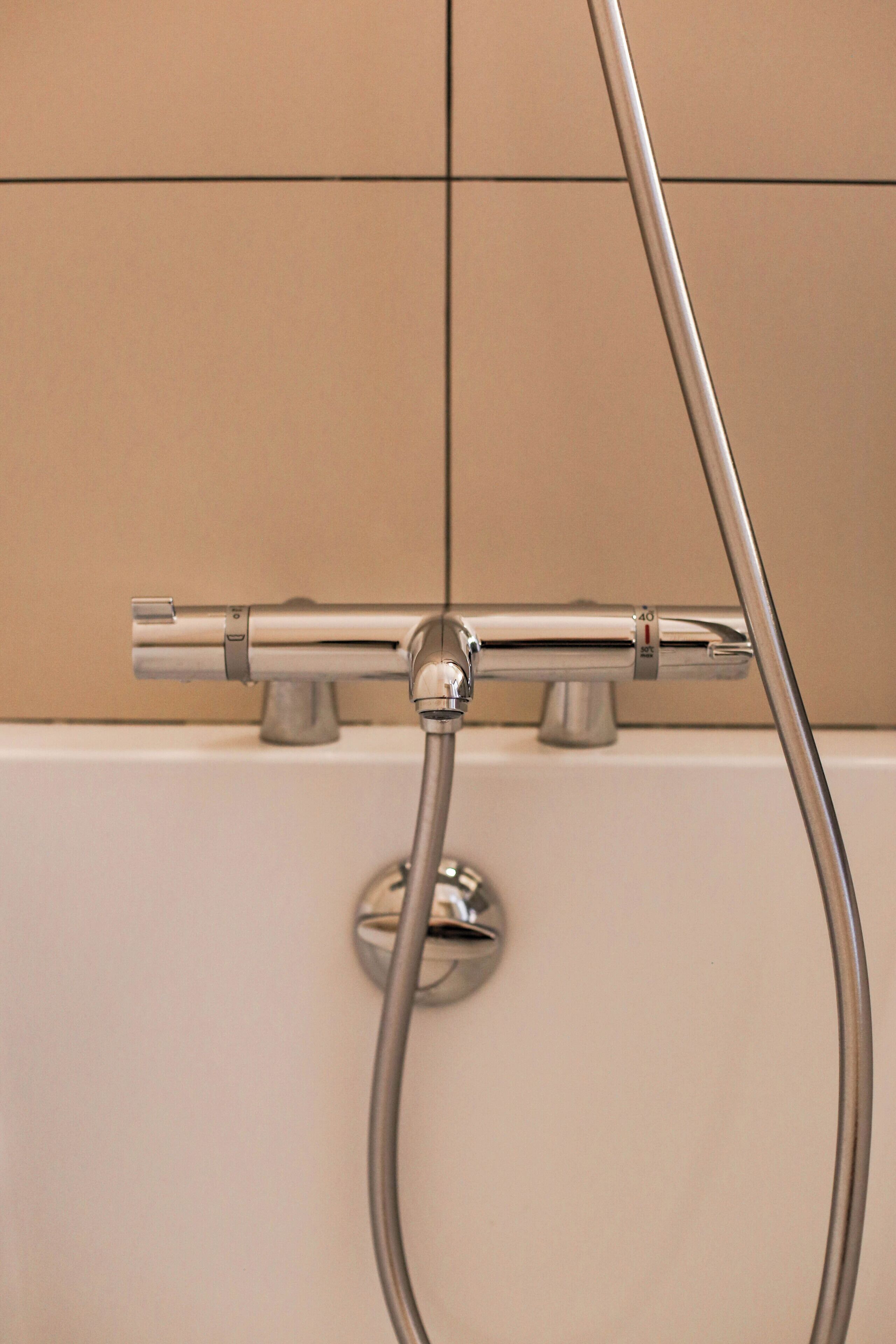 1 bedroom, hypo-allergenic bedding, laptop workspace, soundproofing