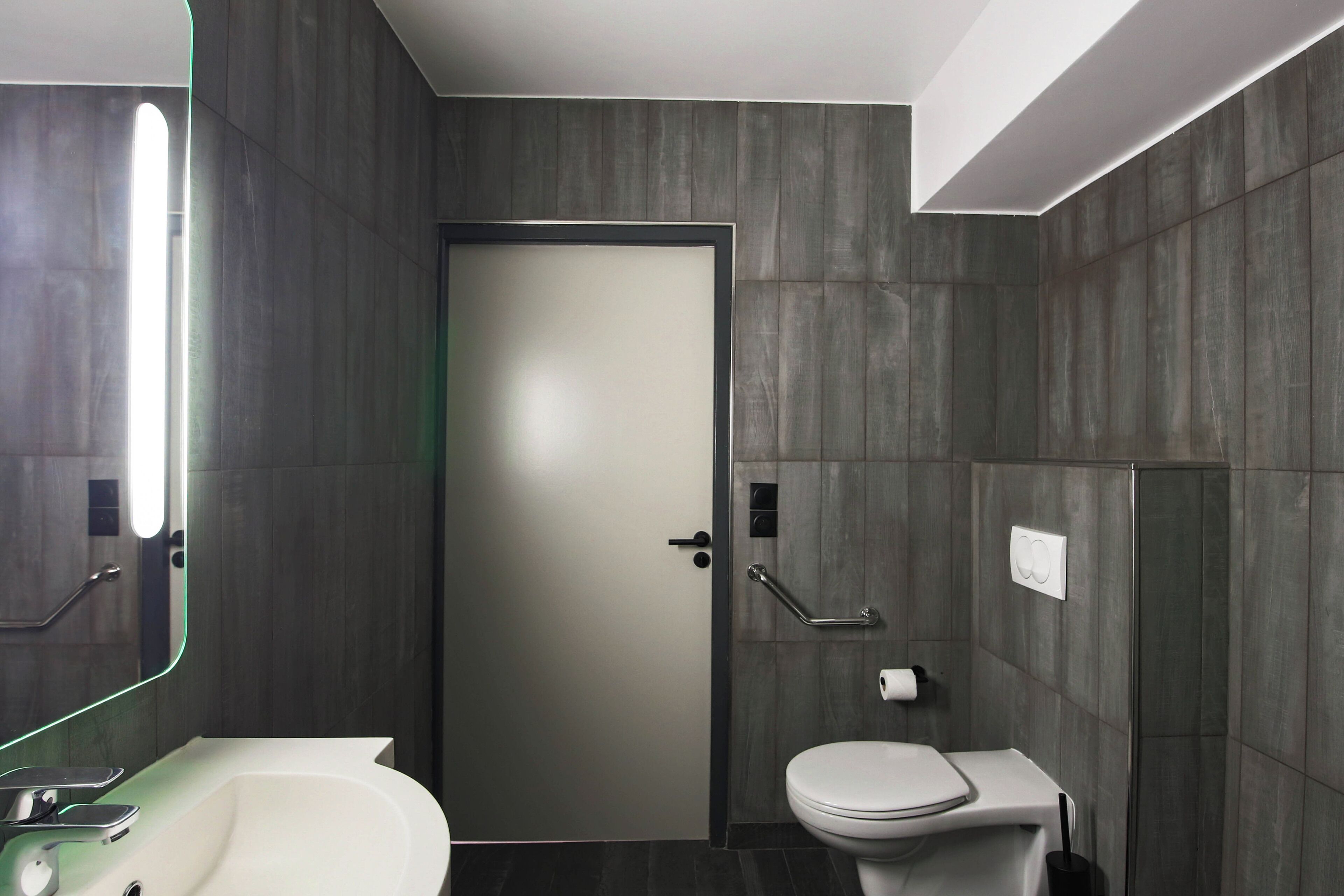 accessible family room with bunkbed and shower | 1 bedroom, hypo-allergenic bedding, laptop workspace, soundproofing