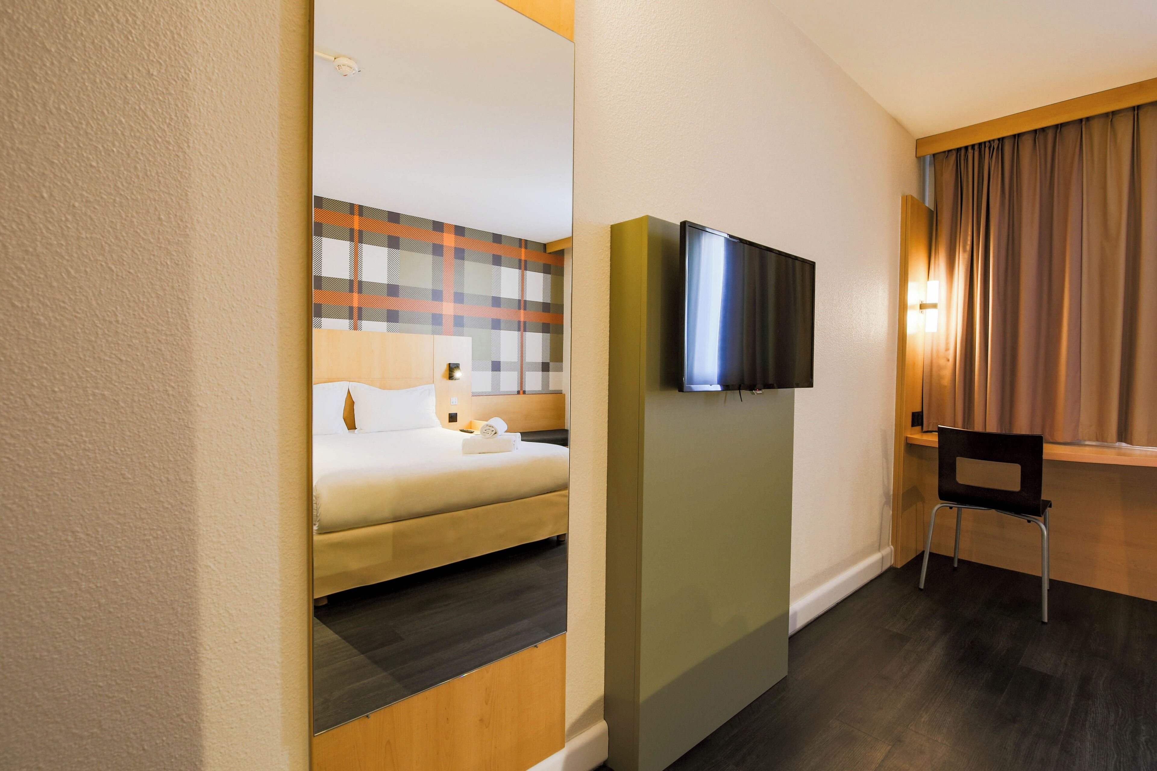 Habitación doble | Ropa de cama hipoalergénica y espacio para trabajar con un portátil