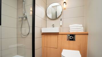 Chambre Quadruple, plusieurs lits | Salle de bain | Serviettes fournies, savon, papier toilette