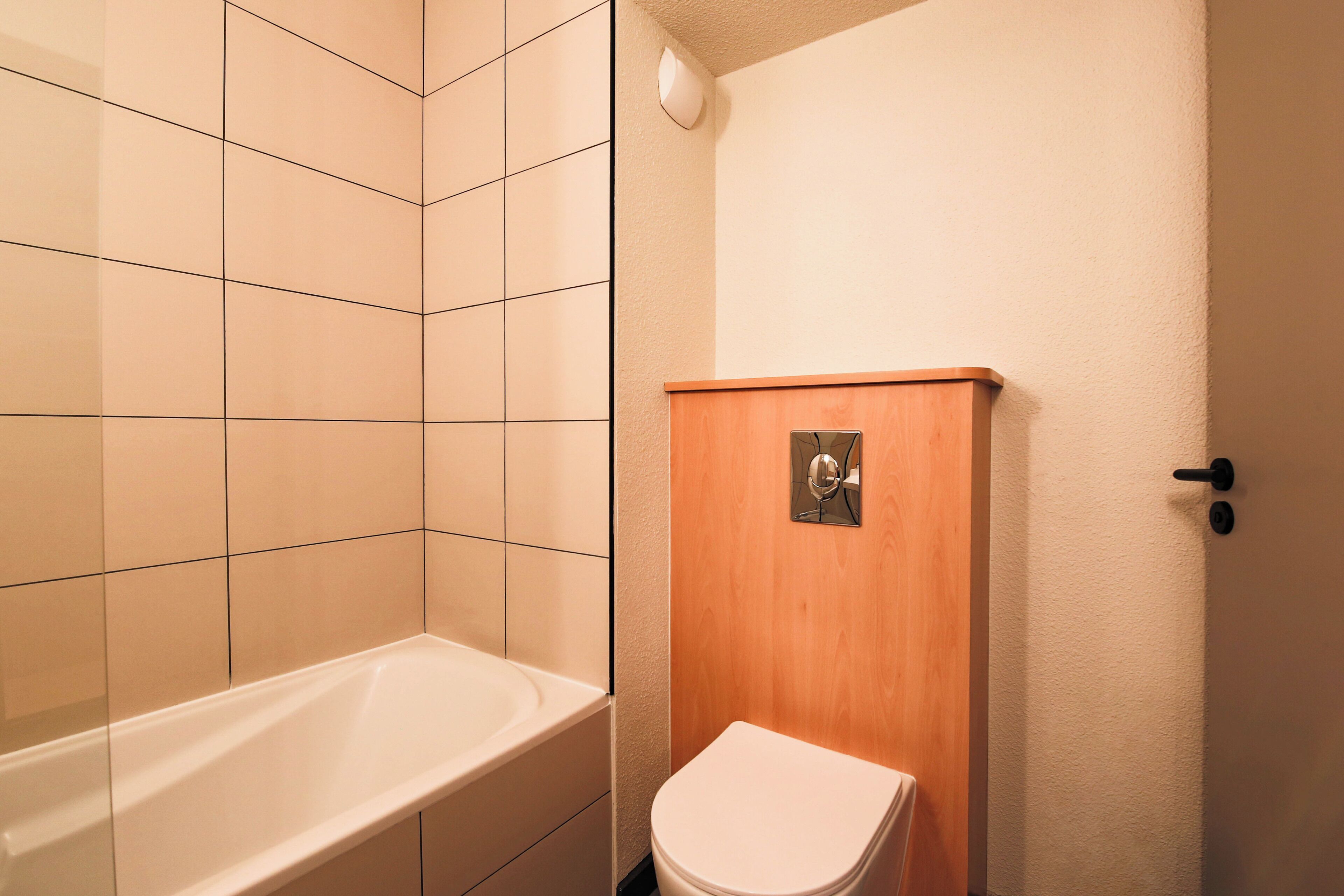 1 bedroom, hypo-allergenic bedding, laptop workspace, soundproofing