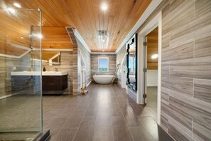 Bathtub, hair dryer, towels, soap - Oceanfront mansion, heated infinity pool. 6 double rooms, 11 beds can sleep 18 (George Town)