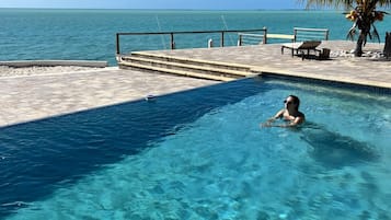 Piscine extérieure, piscine à débordement
