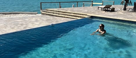Piscine extérieure, piscine à débordement
