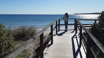 Ubicación cercana a la playa, tumbonas y toallas de playa