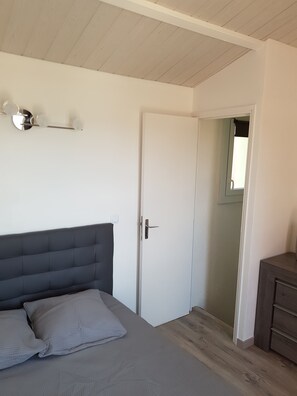1 bedroom, in-room safe, iron/ironing board, bed sheets