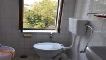 Ducha, artículos de tocador gratuitos, toallas