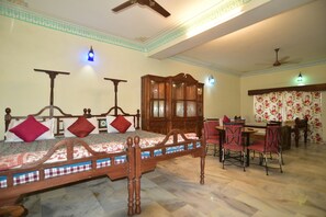 Family Room | Bed sheets - Sneh Deep Guest House (Jaipur)