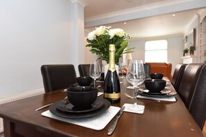 Dining - Newly Refurbished 3 Bed House - Netflix, Wi-Fi & Close To Shops & Restaurants (Chester)