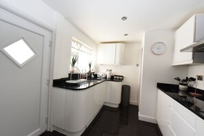 Fridge, microwave, oven, stovetop - Newly Refurbished 3 Bed House - Netflix, Wi-Fi & Close To Shops & Restaurants (Chester)