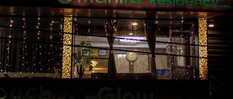 Fachada da propriedade à noite