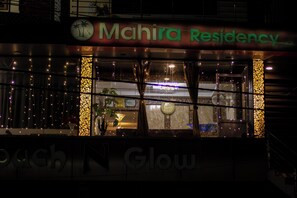 施設の正面 (日没後)