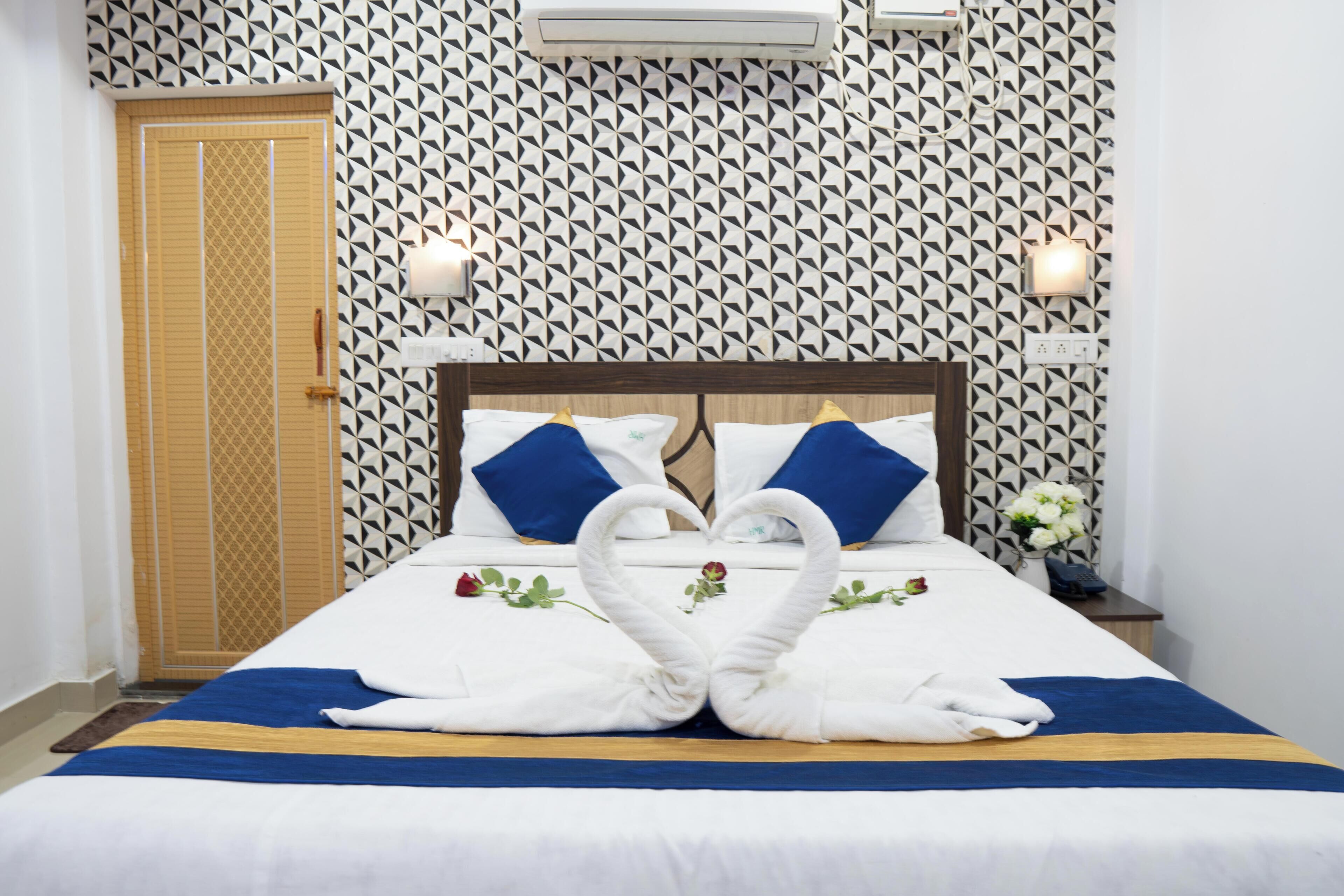 Premium bedding, minibar, WiFi, bed sheets