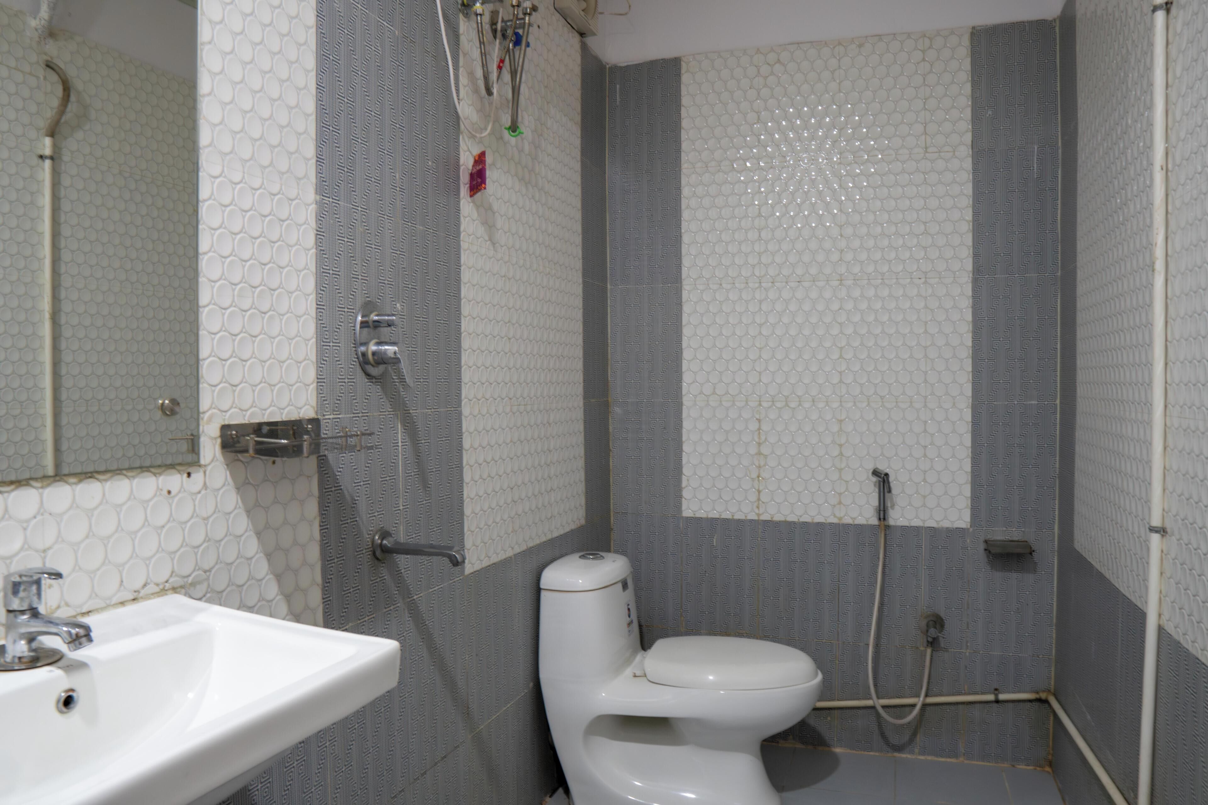 Ein Badezimmer mit Waschbecken, Toilette und Dusche.