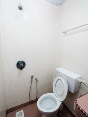 Kamar Double Standar, 1 Tempat Tidur Double | Kamar mandi | Shower, pancuran hujan, perlengkapan mandi gratis, dan handuk