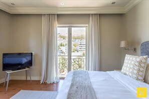 1 bedroom, desk, laptop workspace, blackout curtains - Unit 613 Cape Royale Apartments (Cape Town)