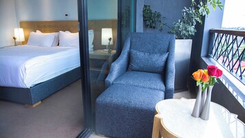 华丽客房, 阳台 | 意大利 Frette 床单、高档床上用品、羽绒被、Select Comfort 床