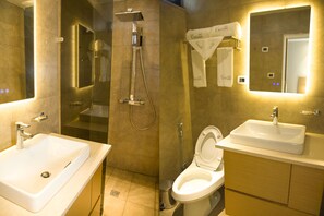 Shower, rainfall showerhead, free toiletries, hair dryer