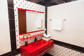 Appartement | Salle de bain | Baignoire, baignoire à jets, sèche-cheveux, serviettes fournies