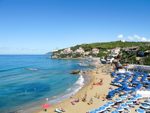 Confortable appartement dans une maison de vacances avec piscine, TV et animaux admis
