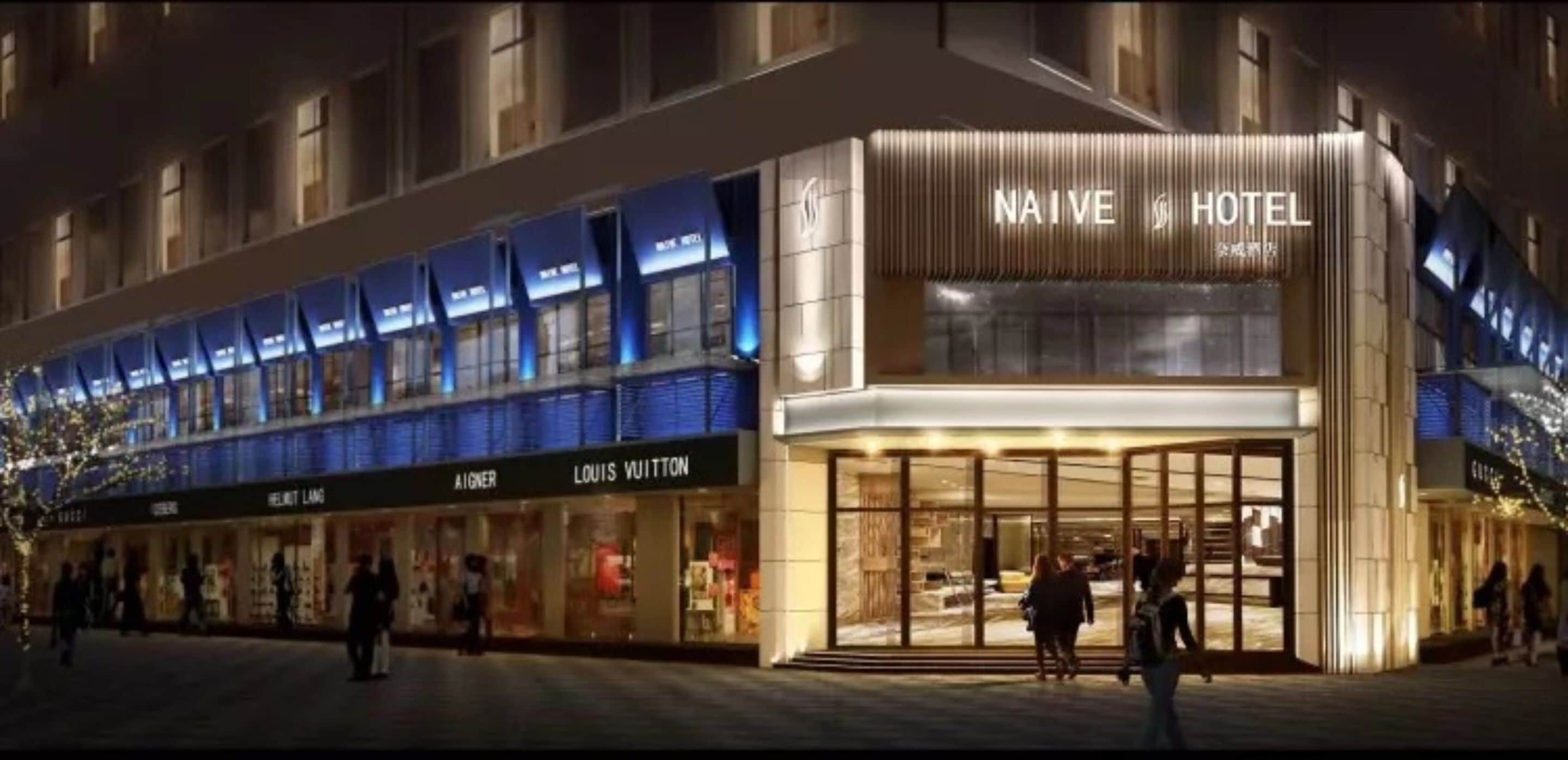 Majoituspaikan julkisivu illalla/yöllä