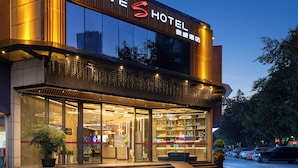 A modern hotel with a prominent sign reading "NAIVE HOTEL". - Naive S Hotel (Shenzhen)