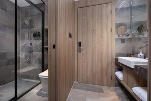 Elite Twin Room | Desk, blackout curtains, free WiFi, bed sheets